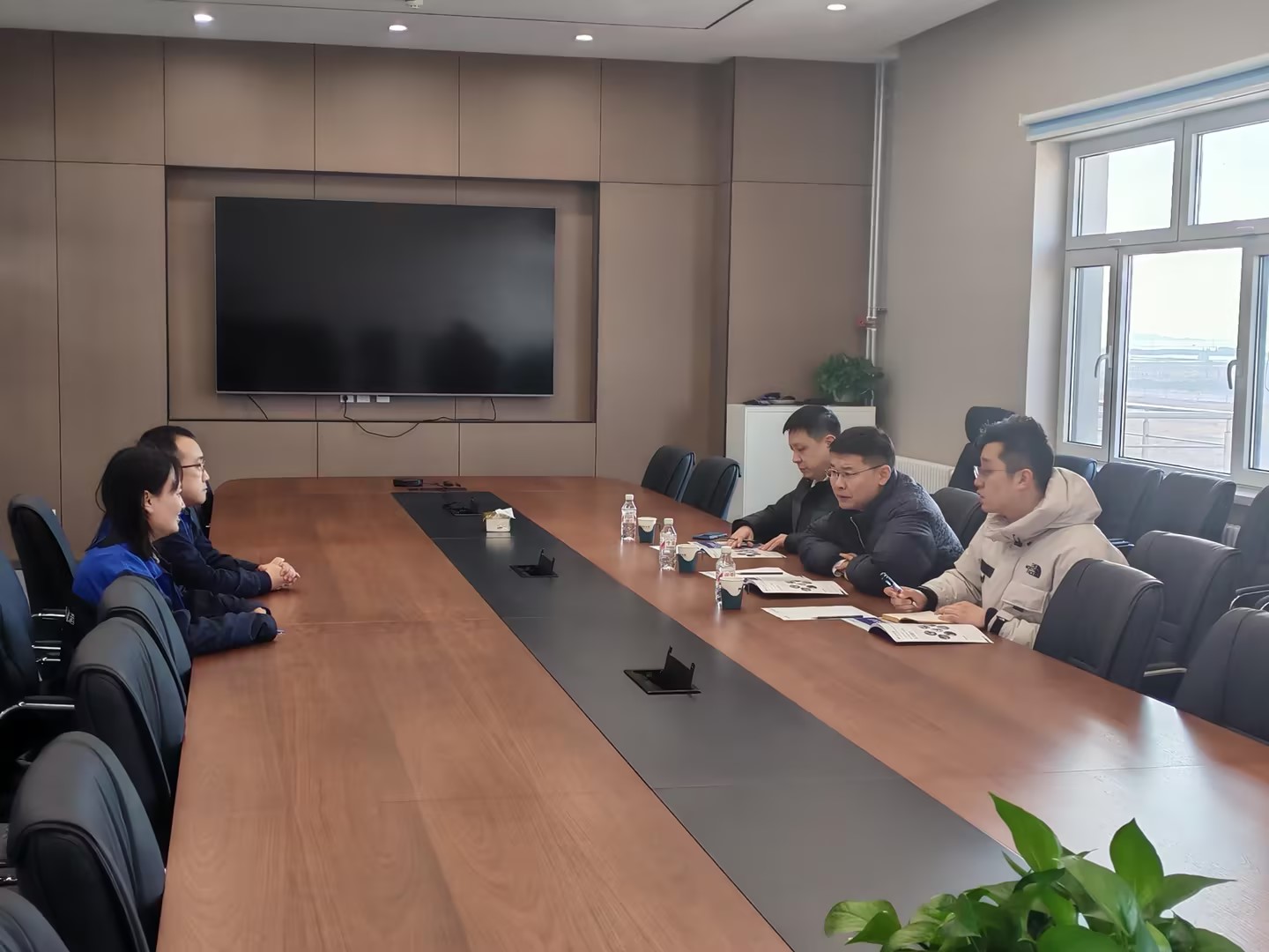 大连金普管委会及经济发改局向导走访尊龙凯时助力企业年后复产